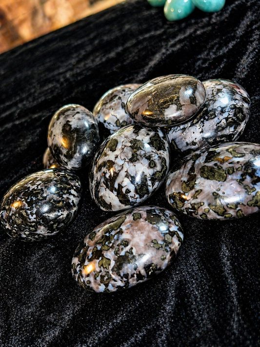 Gabbro Merlinite naturelle – Galet poli pierre d’ancrage et protection
